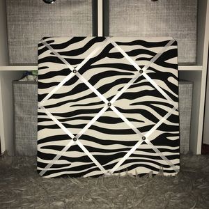 Room wall decor (holds pictures)